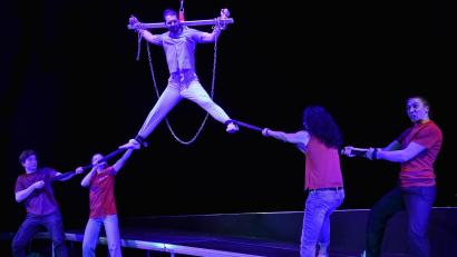 Bild: Stephan Huber
Hier wird Prometheus an den Felsen geschmiedet. Aufgenommen ist die Szene bei den Proben zu "Franz K., ein großer Lacher" im Amberger Stadttheater.