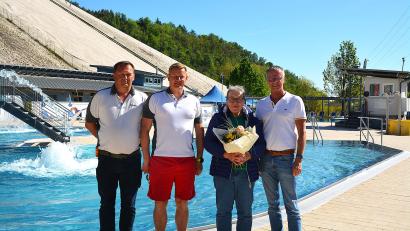 Bild: fdl
Die erste Besucherin im Monte-Bad war Evi Wenzl aus Hirschau. Sie bekam einen Blumenstrauß und eine Jahreskarte für das Bad. Von rechts: Bürgermeister Hermann Falk, Evi Wenzl und die Freibad-Mitarbeiter Andreas Gebhardt und Markus Thomala.