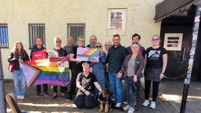 Bild: Mario Donhauser
Die Organisatoren von "Bass gegen Hass" (DJs, Trio, OBTM, Kunterbunt und die Linksjugend) haben 1000 Euro an die Amberger Gruppe der "Omas gegen Rechts" übergeben.