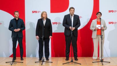 Bild: Christophe Gateau/dpa
Neue erste Reihe bei der SPD: Tim Klüssendorf, Bärbel Bas und Lars Klingbeil. Die außen stehende Co-Parteichefin Saskia Esken tritt nicht mehr an.