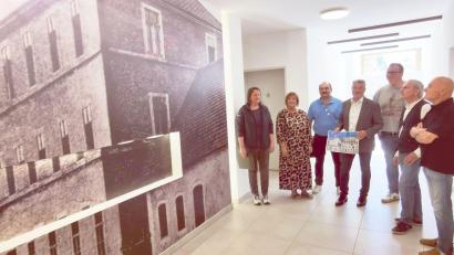 Bild: gz
Ein großes Foto im Ergeschoss des Gästehauses erinnert an das alte Schulgebäude und Gemeindehaus.