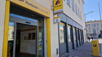 Bild: Thomas Dobler
Die langjährige Postfiliale gegenüber dem Schwandorfer Bahnhof wurde vor einigen Tagen aufgelöst. Die Räume werden nun ausschließlich von der Postbank genutzt. Die Schließfachanlage in dem Gebäude wurde in den Stadtsüden verlegt.