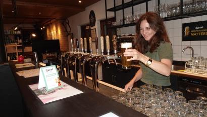 Bild: ui
Lisa Luginger ist in Oberwildenau aufgewachsen. Die Bierjournalistin und Biersommelière ist jetzt in Schwoich in der Nähe von Kufstein Geschäftsführerin von Bierol, einer der innovativsten Brauereien Österreichs.