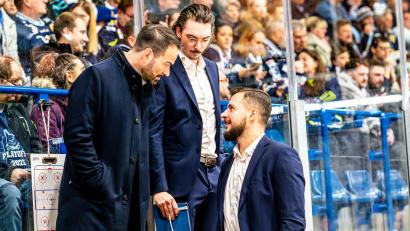 Archivbild: Elke Englmaier/exb
Devils-Coach Sebastian Buchwieser (links) im Austausch mit Athletiktrainer Simon Heidenreich (Mitte) und Martin Mazanec. Auch in der kommenden Saison wird der Trainerstab der Devils so aussehen.