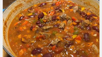 Bild: Michael Schiffer
Ein köstliches Chili – mal nicht mit Hackfleisch, sondern gewürfelter Rinderhüfte.