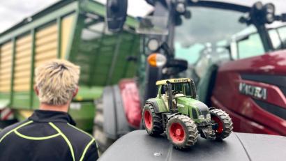 Bild: Gabi Schönberger
Irgendwann ist der Besitzer des Spielzeugtraktors alt genug für den großen Schlepper. Dann stellt sich die Frage nach der Übergabe des landwirtschaftlichen Betriebs an einen Nachfolger.