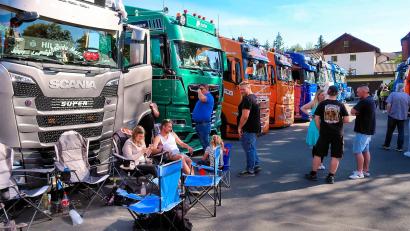 Bild: bsc
Lastwagen an Lastwagen reiht sich beim 4. Trucker-Treffen in Friedenfels vor der Steinwaldhalle und auf dem Freigelände der Firma Janner-Bau.