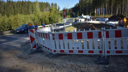 Bild: lue
Der offizielle Startschuss für die Sanierung der Staatsstraße zwischen den Gemeinden Brand und Mehlmeisel ist gefallen. In der Talsenke am Fuhrbach laufen bereits Arbeiten zur Erneuerung der Fuhrbachbrücke.