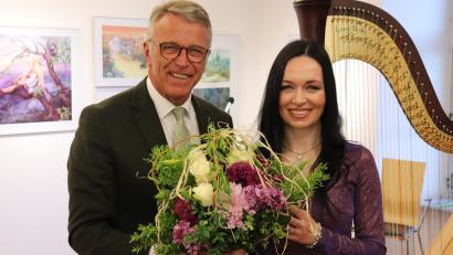 Bild: Mirko Streich
Bürgermeister Franz Stahl begrüßte Ana Grigorjev mit einem Blumenstrauß.