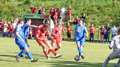 Bild: Gebert
Tief in der Nachspielzeit hätte Julian Fürst (Dritter von links) den TSV Waldershof zum Meister machen können. Aus kurzer Distanz hatte er den Ausgleich auf dem Fuß, doch der Thiersheimer Torwart Felix Riedelbauch parierte zum wiederholten Male großartig.