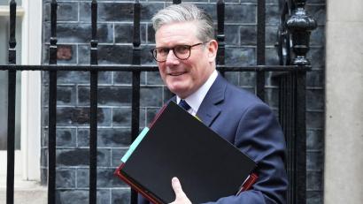 Archivbild: Frank Augstein/AP/dpa
Der britische Premier Keir Starmer wird die verschärften Regeln bei einer Pressekonferenz erläutern.