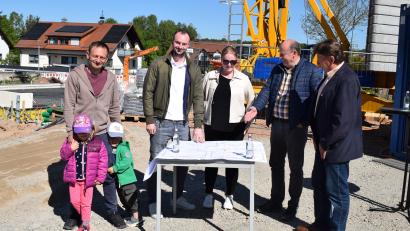 Bild: bnr
Der Spatenstich bildet den Startschuss für das neue Wohnprojekt in Schmidgaden. Im Bild von links:
Architekt Christian Haberl, Geschäftsführer Armin Stiegler, Jessica Hermann, Assistenz der Geschäftsleitung, Seniorchef Richard Stiegler und Zweiter Bürgermeister Andreas Altmann.