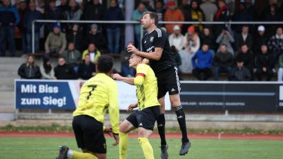 Archivbild: Dieter Jäschke
Martin Bächer (rechts, Szene aus dem Hinspiel) vom TSV Reuth und Torjäger Sandro Hösl (Mitte) vom TSV Erbendorf standen sich am letzten Spieltag der Kreisliga Nord gegenüber.