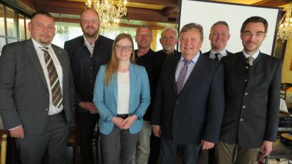 Bild: adj
Vor mehr als 50 Jahren gründet sich die Verwaltungsgemeinschaft Neustadt. Mit zweijähriger Verspätung wird das Jubiläum im Beisein zahlreicher Ehrengäste im Hotel Igl in Püchersreuth gefeiert. Von links: Bürgermeister Markus Ludwig (Störnstein), Landrat Andreas Meier, MdL Nicole Bäumler, Bürgermeister Reinhard Sollfrank (Parkstein), Rudolf Schopper (Püchersreuth), Gerhard Kellner (Kirchendemenreuth), Johannes Kett (Theisseil), MdL Stephan Oetzinger.