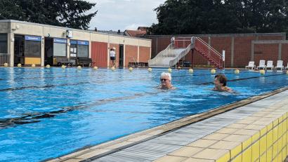 Bild: Kristin Winderl
Das Freibad Oberviechtach startet am 17. Mai in die neue Badesaison. Vom Beckenrand ins Schwimmbecken springen macht Spaß, ist aber laut der im Stadtrat beschlossenen neuen Benutzungsordnung verboten.