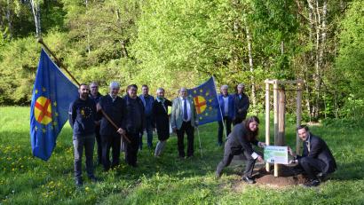 Bild: Peter Garreiss [gi] (moosbach@garpe.de)
Am Europatag wurde im Generationenpark Gruberbach in Anwesenheit zahlreicher Ehrengäste eine Europalinde gepflanzt.
Sie soll lebendes Denkmal für die Ideale der europäischen Einheit des Friedens und der Versöhnung sein.