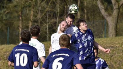 Bild: mhs
Der FC Schmidgaden (blaue Trikots) trifft im Relegationsspiel zur Kreisliga zunächst auf den SV Obertrübenbach.