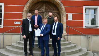Bild: Stadtwerke Burglengenfeld
Sie alle haben das offizielle Schriftstück zum Beitritt zur BEMO unterzeichnet: BEMO-Vorstände Hans Prechtl, Christian Meyer, Bürgermeister Thomas Gesche, Klimaschutzmanager Dominik Kerner und Stadtwerke-Vorstand Johannes Ortner.