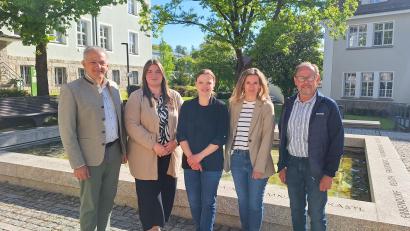 Bild: Fabian Polster/Landratsamt Tirschenreuth
Landrat Roland Grillmeier (links) sowie stellvertretende Personalchefin Isolde König (Zweite von rechts) und Personalrat Richard Schiedeck (rechts) verabschieden Stephanie Wenisch (Mitte) und begrüßen Sabrina Busch (Zweite von links) als neue Tourismusreferentin.