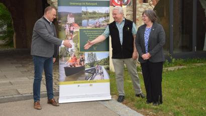 Bild: bö
Der 4. Naturpark-Tag Hirschwald findet dieses Jahr am Sonntag, 14. September, in der Naturpark-Gemeinde Ebermannsdorf statt. Dies besiegelten Naturparkgeschäftsführerin Isabel Lautenschlager (rechts), Naturpark-Vorsitzender Markus Dollacker (Mitte) und Bürgermeister Erich Meidinger bei einem Treffen im Torhaus in Hirschwald.