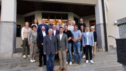 Bild: Portner
Das komplette Stadtratsgremium verabschiedet den früheren Oberviechtacher Amtsleiter Wolfgang Ruhland (vorne, links) in den Ruhestand. Bürgermeister Rudolf Teplitzky (rechts) und die Fraktionssprecher (dahinter) danken für das außerordentliche Engagement in 38 Jahren.
