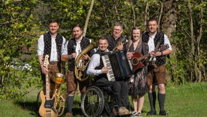 Bild: Robert Zach
Die „Oberpfälzer Stodlmuse“ mit (von links) Andreas Thanhäuser, Mathias Roth, Thomas Krämer, Stefan Karl, Maria Baumer und Lucas Gillitzer spielt in der Original-Oberkrainer-Besetzung.