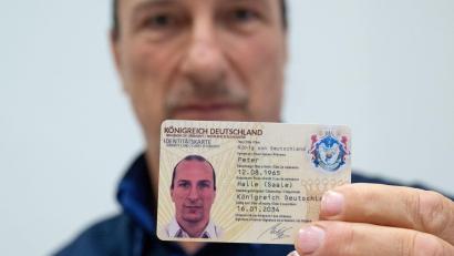 Archivbild: Hendrik Schmidt/dpa
Peter Fitzek ist nun auch in Untersuchungshaft.