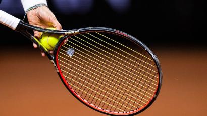 Bild: Tom Weller/dpa/Symbolbild
Eine Person hält einen Tennisschläger in der Hand.