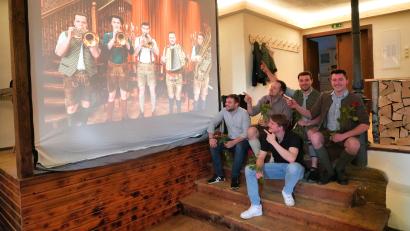 Bild: fvo
Die Waldthurner Hulzstoussboum bestaunen sich beim Brettlspitzen - Public Viewing am Muttertag im Waldthurner Kühnhauser Saal. Sitzend von links: Jonas Kraus, Andreas Holfelner, Julian Bauer, Konstantin Stahl und vorne Max Steiner.