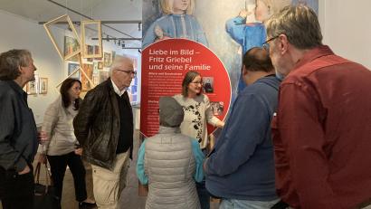 Bild: aks
Ausstellungsführerin Monika Ehrenreich (Bildmitte) begleitet Jutta und Peter Griebel (Zweite und Dritter von links) und die Mosbacher Delegation um Pfarrer Richard Lallathin (links) durch die Sonderausstellung „Fritz Griebel. gemalt.geschnitten.gewebt“.