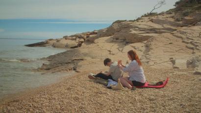 Bild: -/Channel 4/dpa
Ziel der Show ist, dass die Teilnehmer ihre Unschuld verlieren.