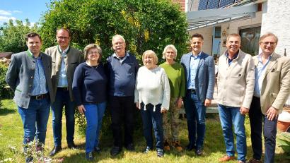 Bild: lg
Vertreter des CSU-Ortsverbands und Bürgermeister Rudolf Teplitzky zählten neben der Familie zur Gratulantenschar von Günther Flierl.