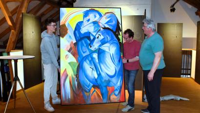 Bild: ubb
Luca Braun, Kunsthaus-Waldsassen-Vorsitzender Wolfgang Horn und Hauptorganisator Werner Müller (von links) platzieren ein großformatiges Werk von Müller. Etwa 100 Objekte wird es bei der 10. Gemeinschaftsausstellung auf drei Stockwerken zu sehen geben.