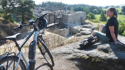 Archivbild: Gabi Schönberger
Egal ob mit dem Rad, mit dem Auto oder zu Fuß: Stephanie Wenisch kennt die schönsten Ecken der Region. Hier legt sie bei einer Fahrt mit dem E-Bike eine Rast auf dem Höhen-Radweg zwischen Tirschenreuth und Bärnau auf der Burgruine Liebenstein ein.