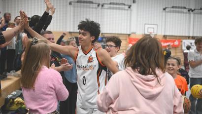 Bild: Tobias Schwarzmeier
Nach dem knappen Erfolg im Saisonfinale gegen Nürnberg feiern die DJK-Fans die Spieler (im Bild Mike Tzavaras). Doch der Klassenerhalt war damit noch nicht sicher, wie sich herausstellte.