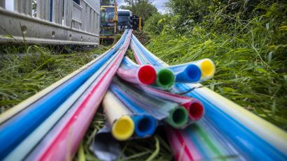 Symbolbild: Jens Büttner/dpa
Leerrohre für das spätere Verlegen von Glasfaserkabeln für den Breitband-Internetausbau liegen bereit. In Hahnbach fiel jetzt der offizielle Startschuss für den flächendeckenden Glasfaserausbau.