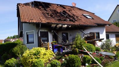 Bild: bkr
Am Dienstagabend kam es bei einem Haus am Lettenring in Kastl zu einer Verpuffung, in deren Folge das Dach Feuer fing.