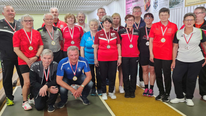 Bild: ruw
Alle siegreichen Teilnehmer wurden vom Bezirkssportwart Helmut Vogl (rechts) mit Medaillen geehrt. Für die Bayerischen Meisterschaften in Bamberg respektive Passau wünschte er allen Teilnehmern viel Erfolg.