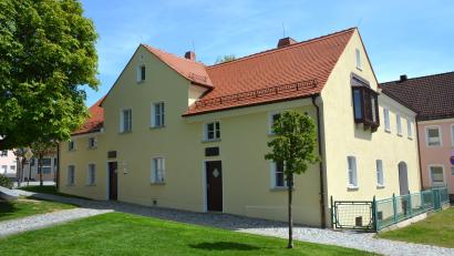 Bild: jr
Mit 269.000 Euro beteiligt sich die Marktgemeinde Konnersreuth an der Generalsanierung des Resl-Hauses. Am Sonntag, 20. Juli, wird das Gebäude bei einem Festakt seinen kirchlichen Segen erhalten.