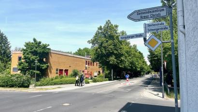 Bild: Gabi Schönberger
Im Bereich der Kreuzung Königsberger Straße / Schweigerstraße wurde der zwölfjährigen Tereza am Montag auf dem Heimweg nach der Schule schwindelig und sie stürzte mit ihrem Rad. Das bestätigt die Weidener Polizei. Drei unbekannte Helfer kümmerten sich um das Mädchen und seine Habseligkeiten.
