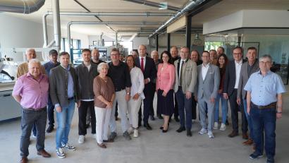 Bild: Fabian Borkner
Staatsminister Albert Füracker besuchte die Firma Huber in Oberviechtach.