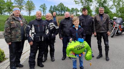 Bild: Markus Meyer
Die Fish-Bikers übergeben Luca seinen Dino-Ballon inklusive Geschenke.