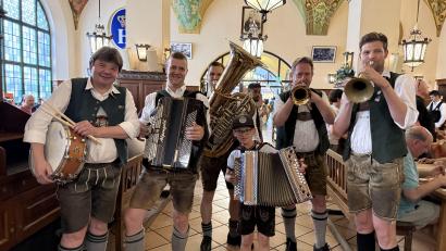 Bild: Hofbräuhaus München 
Philipp (9) aus Rotzendorf meistert seinen Auftritt mit den Obermüller Musikanten im Hofbräuhaus in München mit Bravour.