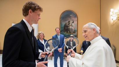 Bild: --/Vatican Media/dpa
Zwei Tennisspieler unter sich: der Weltranglistenerste Jannik Sinner (links) und Papst Leo XIV.