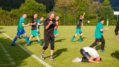 Archivbild: Alexander Bloch
Da musste einiges an Emotionen raus: Trainer Josef Dütsch (vorne) und der FC Weiden-Ost bejubeln nach einem dramatischen Relegationsspiel die 2:4-Niederlage bei der SpVgg Ruhmannsfelden. In der zweiten Relegationsrunde verpassten die Ostler gegen den TV Parsberg dann doch den Landesligaaufstieg.