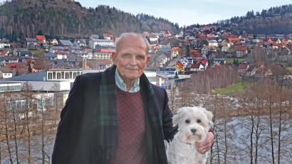Bild: nm
Am Aussichtspunkt oberhalb des Mühlweihers mit Blick auf den Ort samt Pankratiuskirche und Burg sammelt Herbert Sörgel Gedanken für die nächste Predigt. Oft mit dabei ist "Shorty".
