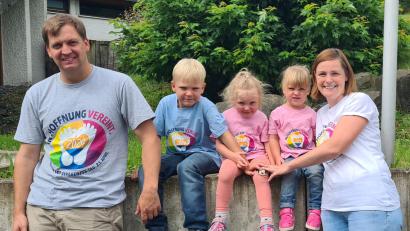 Bild: Gradl
Susanne und Bernhard Gradl mit ihren Kindern (von links) Johannes, Anna und Sophia. Anna leidet an der seltenen Krankheit FOP.