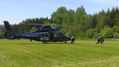 Bild: lnz
Kaum ist der Helikopter der Bundespolizei auf der Wiese neben der Straße zum Grenzübergang Waldsassen gelandet, springen die Einsatzkräfte ab, sammeln sich und laufen zum Kontrollpunkt.