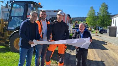 Bild: gis
Bürgermeister Franz Tauber (von links), Kevin Krauss,Polier Helmar Schauer von STRABAG, und Verwaltungsleiter Lothar Huber freuen sich über die Sanierung der Liftstraße.