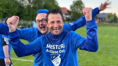 Bild: Lena Grosser
Mission Wiederaufstieg gelungen: Trainer Markus Schreiner feiert zusammen mit einem Fan den Kreisklassenaufstieg des SV Altenstadt/Voh.